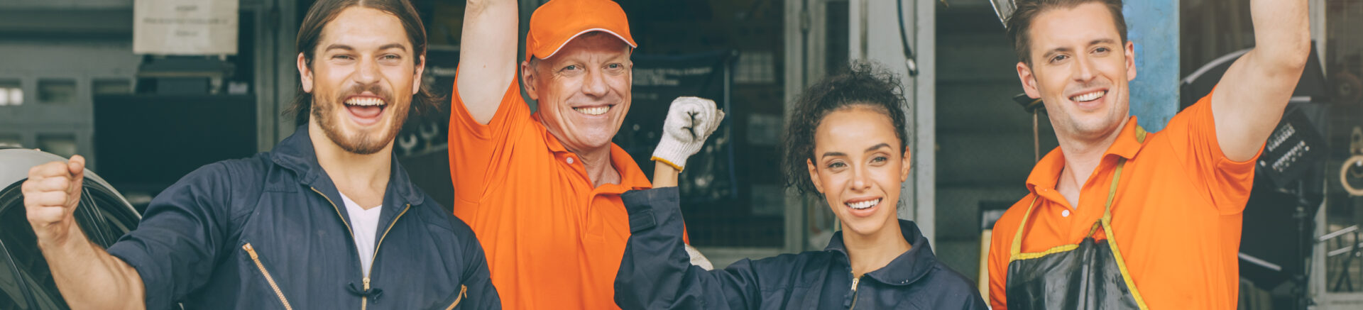 grupo-personal-mecanico-coche-servicio-equipo-trabajador-gente-garaje-feliz-sonrisa-mano-risign